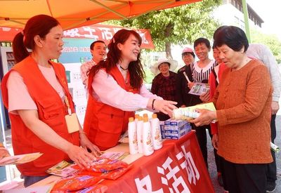 鹽城城管志愿者開展農村垃圾分類服務行，助力美麗鄉村建設